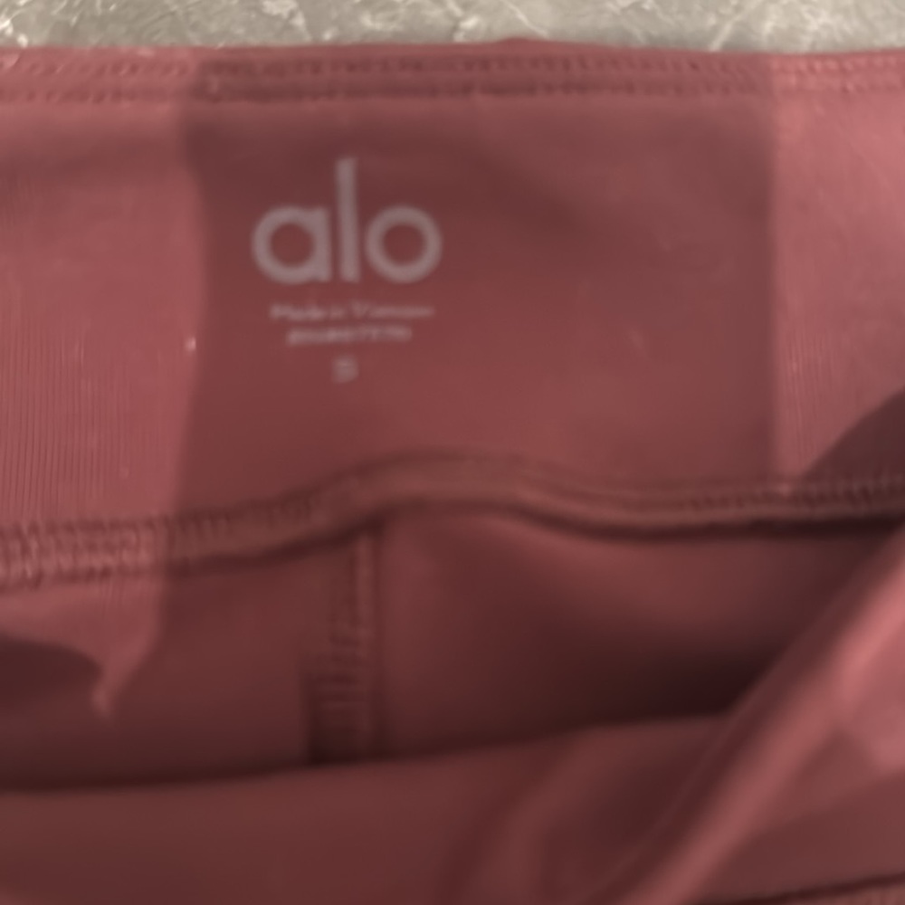 Alo Airbrush bootcut leggings in cherry cola - Picture 3 of 3